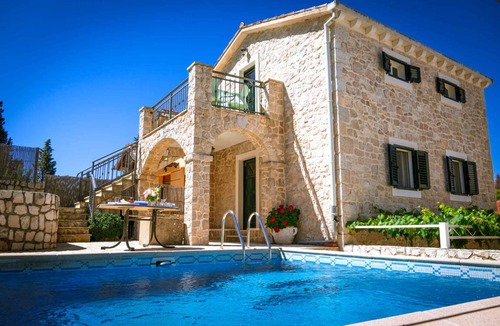 Kremena House | 250 m² House ∙ 7 bedrooms ∙ 24 guests