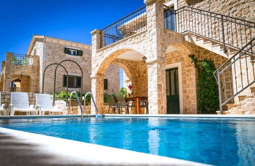 Kremena House | 250 m² House ∙ 7 bedrooms ∙ 24 guests