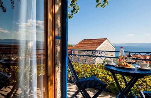 Cove Basina (Jelsa) Apartment | 2BR apt in the center 3min beach sea view balcony Tamara