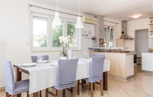 Supetarska Draga Apartment | 3 Bedroom Stunning Apartment In Supetarska Draga