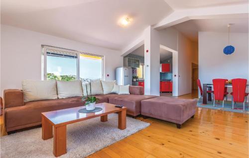 Ploce Apartment | 3 Bedroom Stunning Apartment In Rogotin