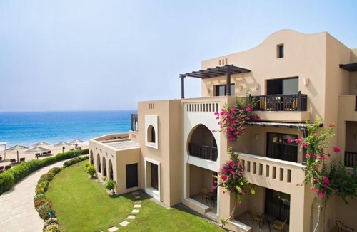 Al Aqah Hotel | 3 Rooms with Garden Views, Only Steps from the Shore and Near Al Badiyah Mosque