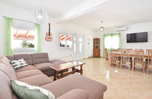 Neoric House | 300 m² House ∙ 6 bedrooms ∙ 16 guests
