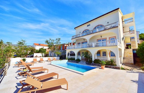 Klenovica House | 300 m² House ∙ 7 bedrooms ∙ 14 guests