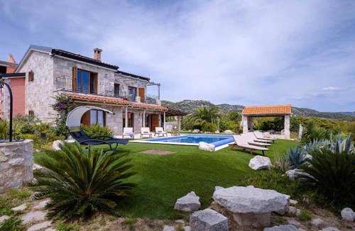 Vrboska Villa | 300 m² Villa ∙ 4 bedrooms ∙ 10 guests