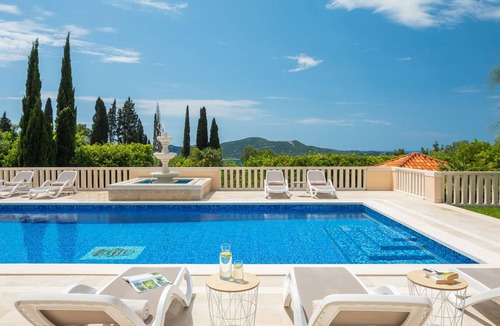 Trsteno Villa | 300 m² Villa ∙ 6 bedrooms ∙ 12 guests