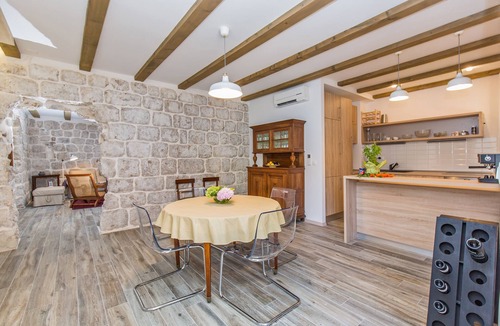 Sipan Island House | 300 years old stone-villa on the waterfront, spacious rooms and best view