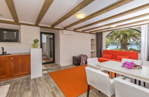 Sipan Island House | 300 years old stone-villa on the waterfront, spacious rooms and best view