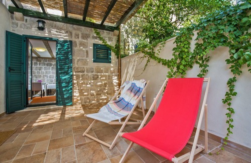 Sipan Island House | 300 years old stone-villa on the waterfront, spacious rooms and best view