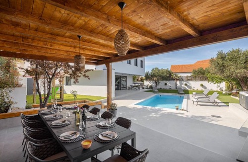 Murter House | 320 m² House ∙ 5 bedrooms ∙ 12 guests