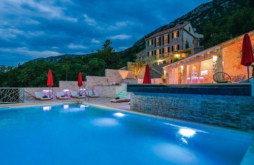 Trpanj House | 330 m² House ∙ 5 bedrooms ∙ 10 guests