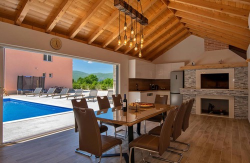 Donji Prolozac House | 350 m² House ∙ 5 bedrooms ∙ 10 guests