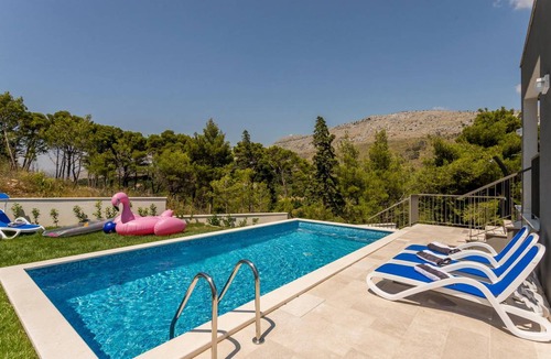 Tugare House | 360 m² House ∙ 4 bedrooms ∙ 10 guests