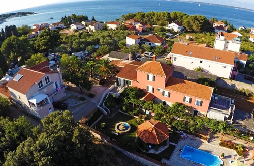 Ugljan Villa | 370 m² Villa ∙ 7 bedrooms ∙ 14 guests
