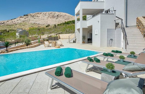 Metajna House | 375 m² House ∙ 4 bedrooms ∙ 10 guests