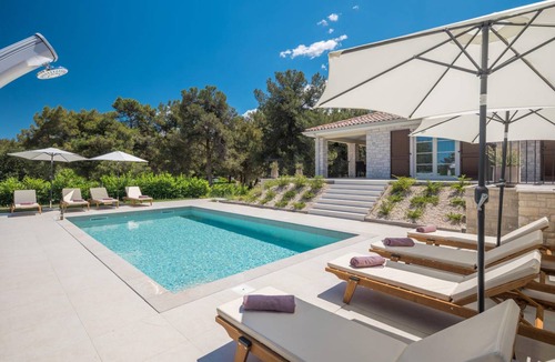 Murine House | 380 m² House ∙ 4 bedrooms ∙ 8 guests