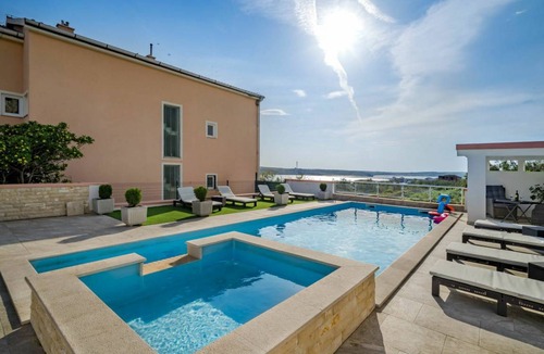 Dinjiska Other | 396 m² Accommodation ∙ 12 bedrooms ∙ 34 guests