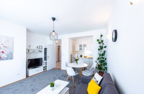Pile Apartment | 3bedroom apartment near Old Town!
