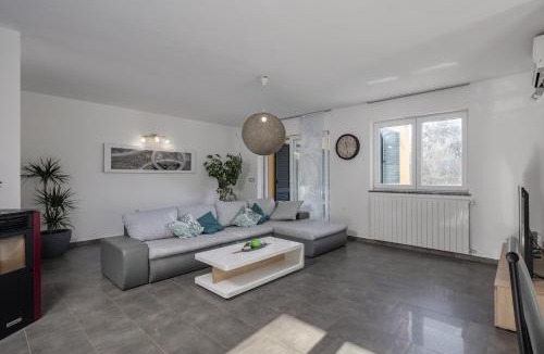 Kapelica Villa | 4 BDR Villa Filleona with Pool - Happy Rentals