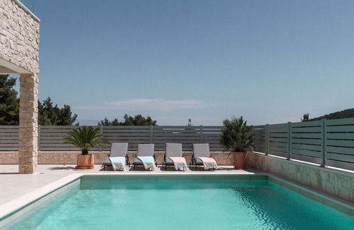 Pitve House | 4 bedroom accommodation in Jelsa