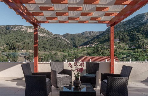 Pitve House | 4 bedroom accommodation in Jelsa