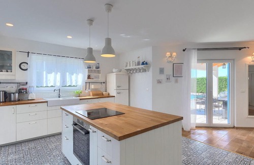 Frata House | 4 bedroom accommodation in Tar