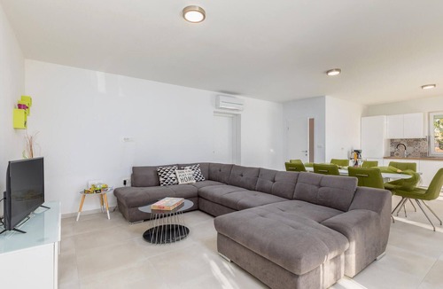 Sikici House | 4 bedroom pet friendly home in Sikici