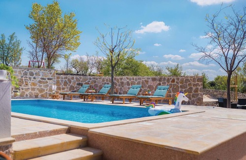 Drnis House | 4 bedroom pet friendly home in Drnis