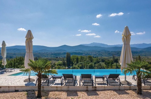 Prolozac House | 400 m² House ∙ 6 bedrooms ∙ 15 guests