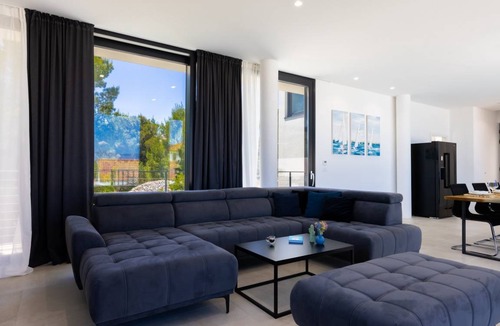 Sutivan Villa | 400 m² Villa ∙ 3 bedrooms ∙ 8 guests