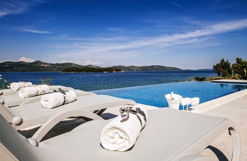 Iz Villa | 400 m² Villa ∙ 4 bedrooms ∙ 8 guests