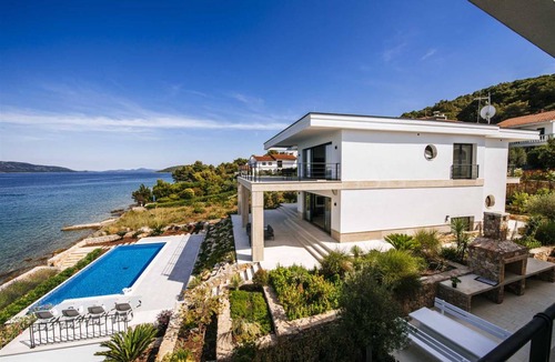 Iz Villa | 400 m² Villa ∙ 4 bedrooms ∙ 8 guests