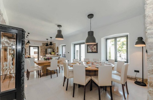 Tkon House | 421 m² House ∙ 9 bedrooms ∙ 18 guests