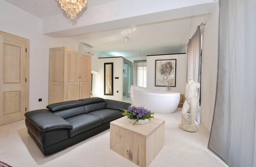 Tkon House | 421 m² House ∙ 9 bedrooms ∙ 18 guests