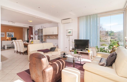 Praznica House | 5 bedroom accommodation in Praznica