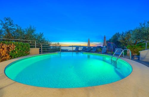 Moca Villa | 5 bedroom family villa in Makarska, heated pool and jacuzzi