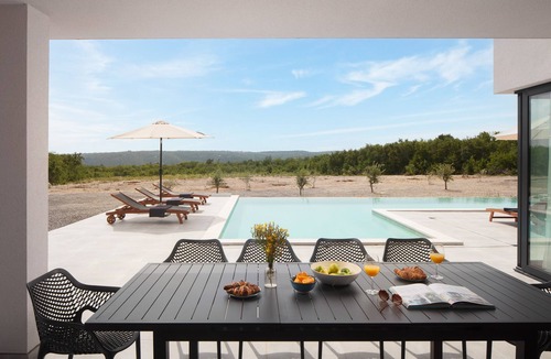 Brgod Villa | 5BR Modern Villa with Pool & Ensuite Baths