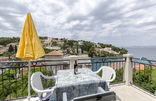 Splitska Apartment | 70 m² Apartment ∙ 2 bedrooms ∙ 5 guests