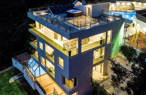 Zrnovnica House | 800 m² House ∙ 8 bedrooms ∙ 16 guests