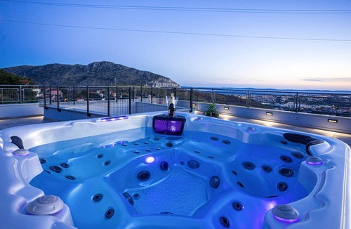 Zrnovnica House | 800 m² House ∙ 8 bedrooms ∙ 16 guests