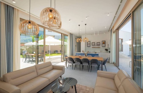 Zmijavci Villa | 800 m² Villa ∙ 10 bedrooms ∙ 20 guests