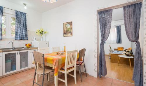 Vinisce Apartment | A 2 - Modern apartment with garden 80m from beach