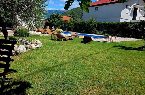 Mostar Apartment | A very nice and cozy vacation rental for 10 people, with a private pool and garden.