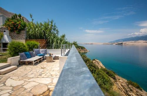 Bosana Apartment | A White Cliffside Studio
