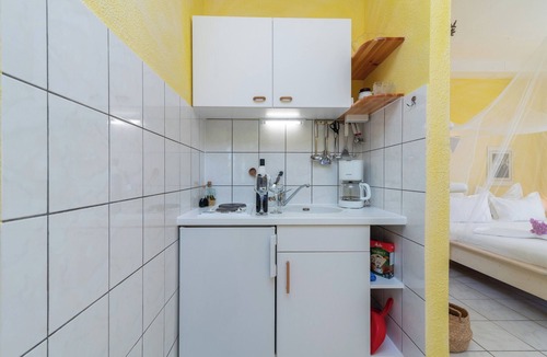Trogir Apartment | A1 – studio apartment with terrace and garden, 3 min walk to the beach