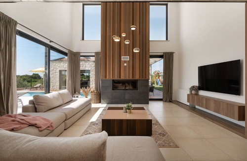 Visnjan Villa | Accommodates 8 to 10 people, outdoor kitchen, pool, hot tub, sauna, recreational activities