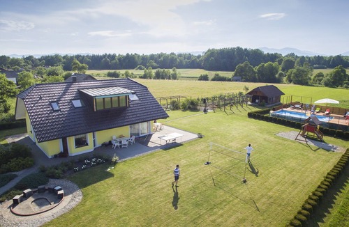 Metlika House | ACTIVE-FAMILY-HOLIDAYS, POOL, SAUNA, near KOLPA RIVER, 1st floor app MIA