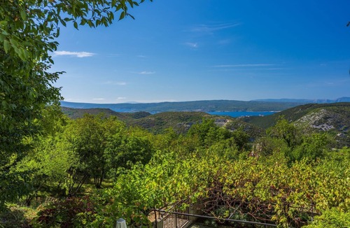 Vinodolska opcina Apartment | Affordable studio flat with private barbecue, private car park not far from the sea