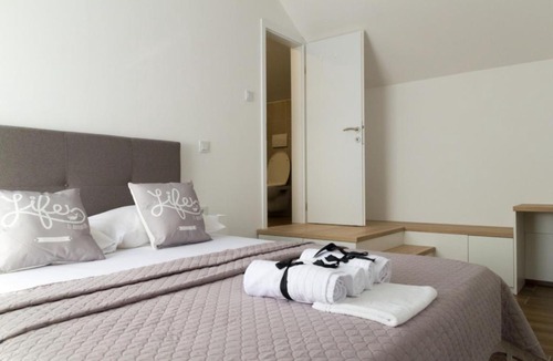 Velika Gorica House | Airport room's Residence Garden