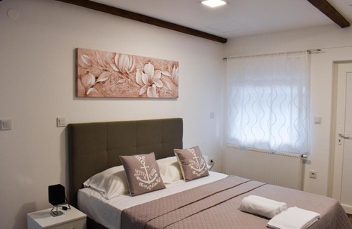 Velika Gorica House | Airport room's Residence Garden